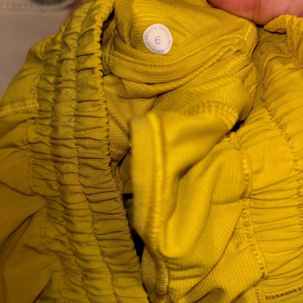 Lululemon Hotty Hot Short II Long 4" Peloton Logo Soleil Golden Yellow Wm's Sz 6 - Picture 4 of 4